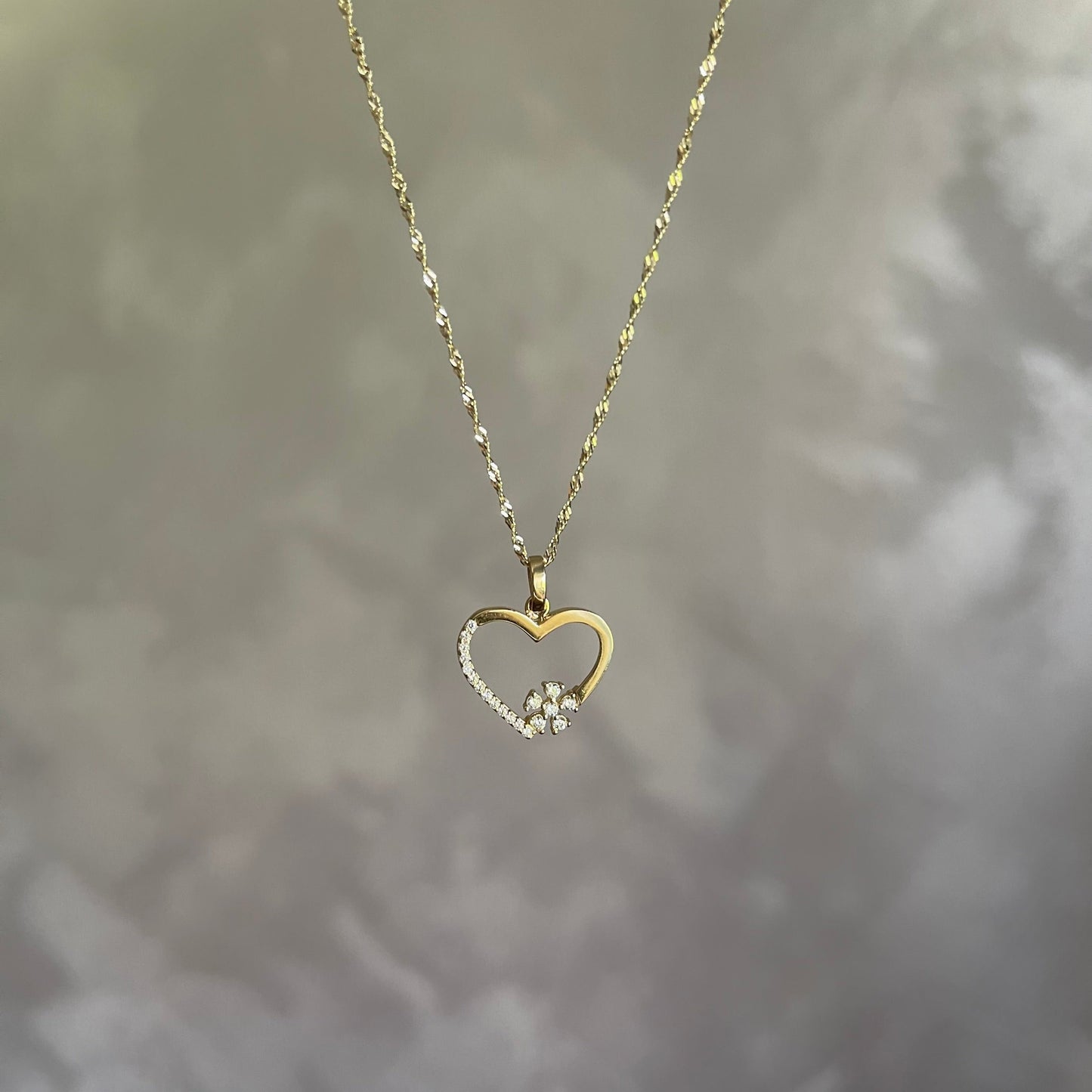 "LEV" Necklace with Heart-Shaped Pendant in Yellow Gold